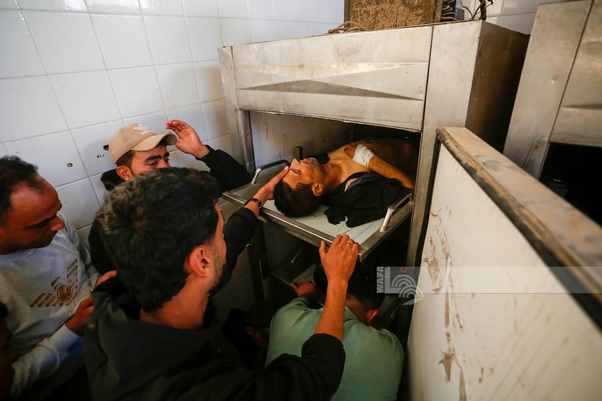 وداع وتشييع جثامين عدد من الشهداء الذين ارتقوا بنيران الاحتلال الإسرائيلي في مستشفى شهداء الأقصى في دير البلح (وفا)